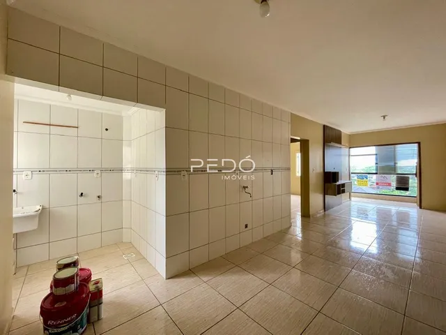 Parede e piso de cerâmica em um ambiente interno de imóvel.