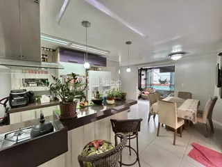 Vista da cozinha e sala de jantar de um imóvel em Lajeado, Brasil.