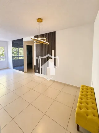 Sala de estar com piso de cerâmica clara e paredes brancas.