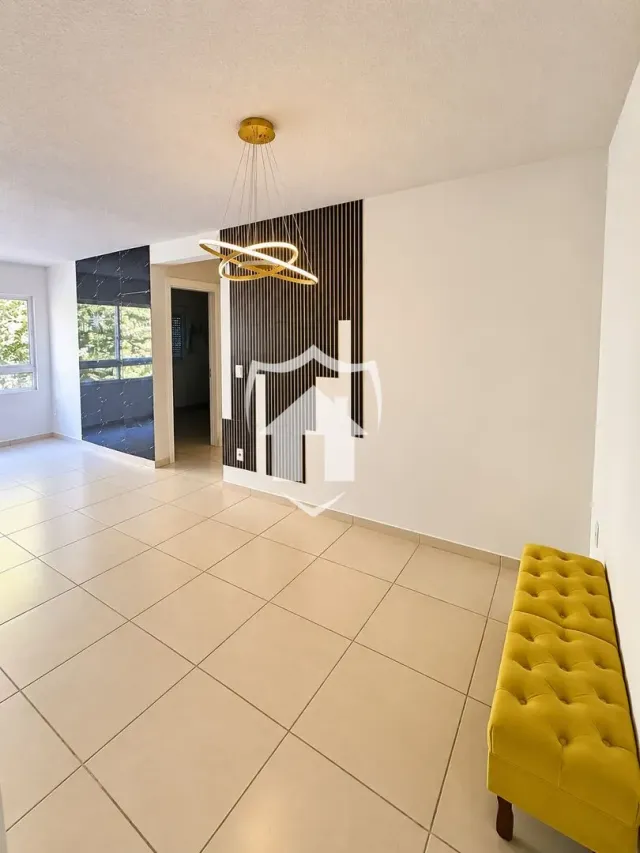 Sala de estar com piso de cerâmica clara e paredes brancas.
