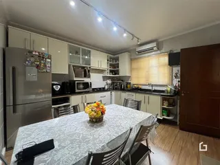Foto de uma cozinha e sala de jantar em um imóvel no Brasil.