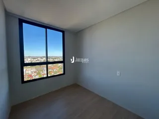 Ambiente interno com grande janela de vista para a cidade.