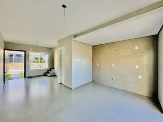 Sala de estar com acesso a uma porta externa, mostrando o interior de uma residência.