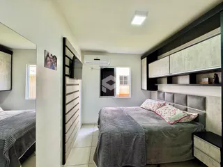 Quarto com cama e armário em um apartamento.