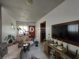 Sala de estar com sofá e televisão em um apartamento.
