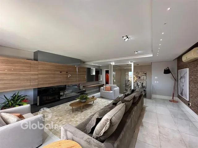 Sala de estar moderna com piso de cerâmica e móveis de madeira.