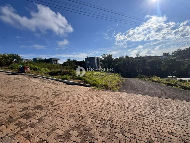 Vista da estrada e da paisagem ao redor de uma propriedade em Lajeado.