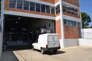 Fachada de um imóvel em Lajeado, Brasil, com garagem aberta.