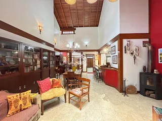 Ambiente interno amplo com teto alto e detalhes em madeira.
