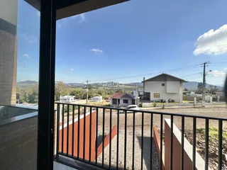 Vista panorâmica da propriedade com paisagem rural ao fundo.