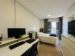 Quarto com decoração moderna e piso de madeira clara em um imóvel no Brasil.