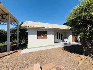 Fachada de uma casa em Lajeado, Brasil, com telhado de telhas.