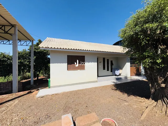 Fachada de uma casa em Lajeado, Brasil, com telhado de telhas.
