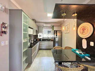 Cozinha moderna com armários cinza e bancadas escuras.