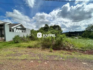 A foto mostra a fachada de uma casa em Lajeado, Brasil, com vegetação ao redor.