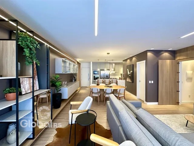 Sala de estar e cozinha de um apartamento moderno com piso de madeira.