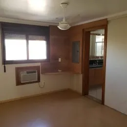 Ambiente interno com janela e aparelho de ar condicionado.