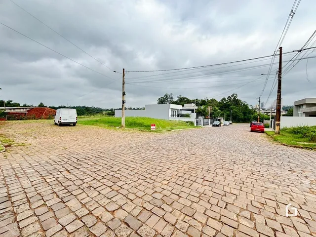 Vista da entrada pavimentada de uma residência em Lajeado.