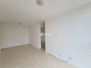 Imagem de um ambiente interno com piso de cerâmica e paredes brancas.