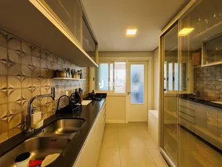 Cozinha moderna com bancada e revestimento cerâmico.