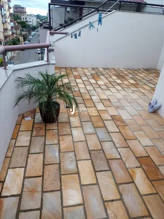Piso de cerâmica externo com revestimento de tijolos na área da propriedade.