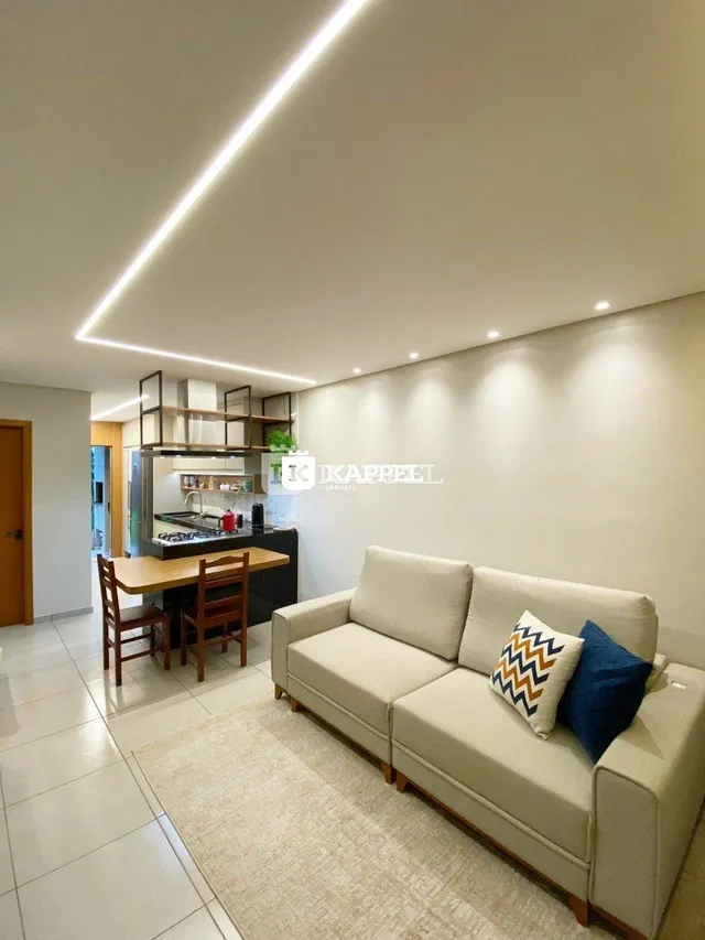Sala de estar com sofá e mesa de jantar em um ambiente moderno.