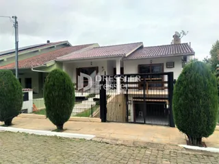 Fachada de uma casa residencial em Lajeado, Brasil, com muro e portão.