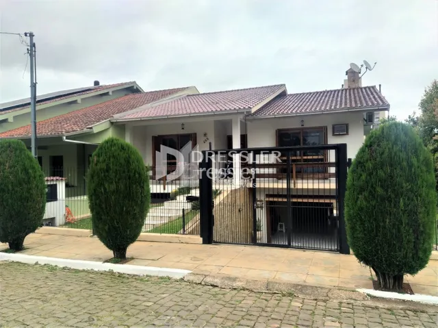 Fachada de uma casa residencial em Lajeado, Brasil, com muro e portão.