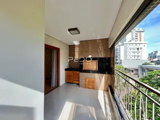 Vista de uma sala com vista para o exterior de um imóvel em Lajeado.