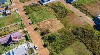 Vista aérea de um terreno com vegetação e estradas em Lajeado, Brasil.