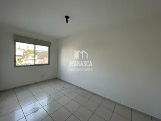 Vista interna de uma sala com piso de cerâmica clara.