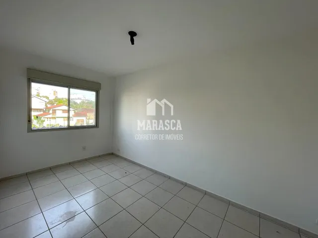 Vista interna de uma sala com piso de cerâmica clara.