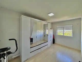 Ambiente interno com armário e janela em um imóvel.