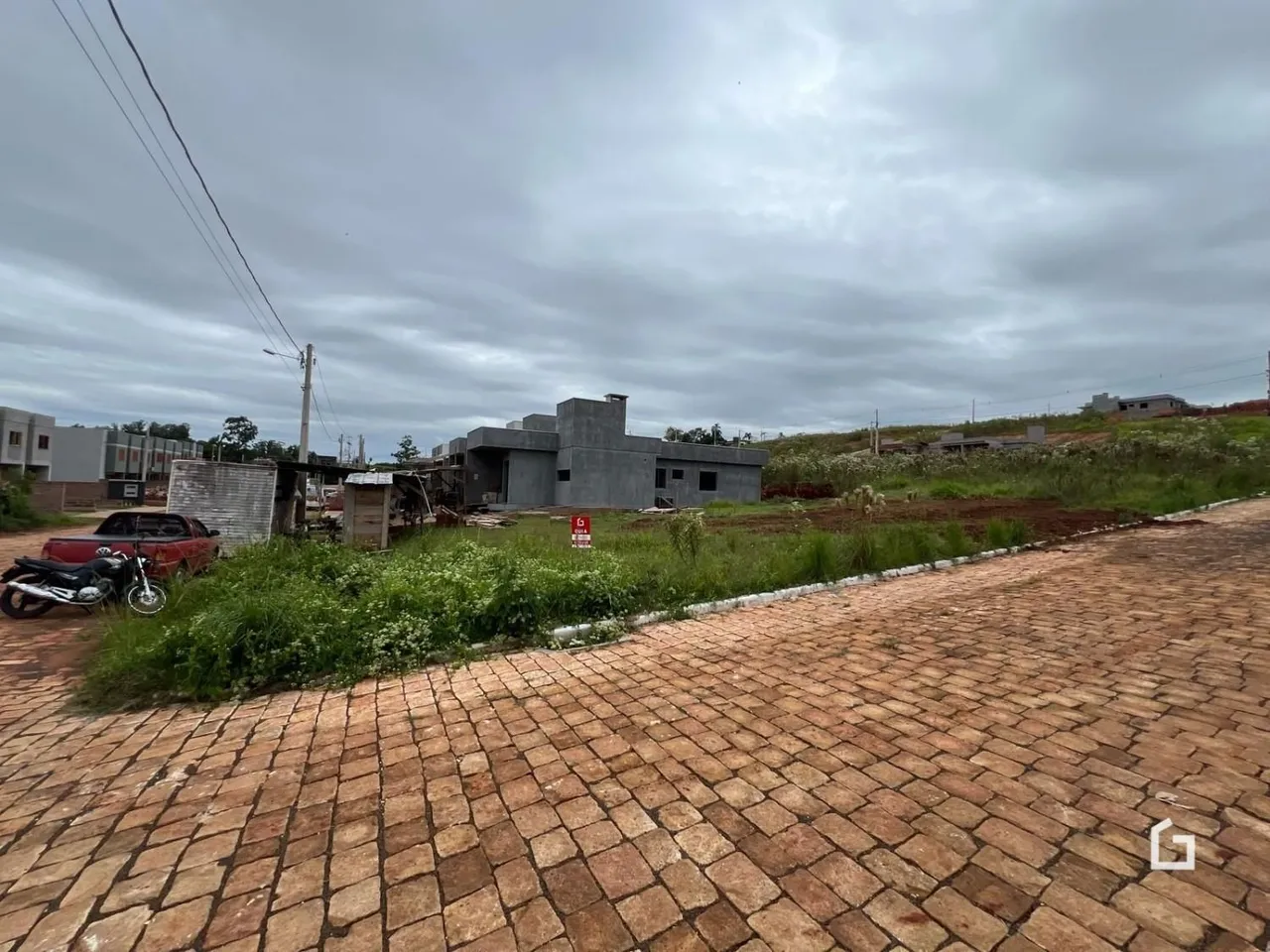 Vista externa de uma propriedade em Lajeado, Brasil, com vegetação e área pavimentada.