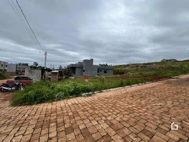 Vista externa de uma propriedade em Lajeado, Brasil, com vegetação e área pavimentada.