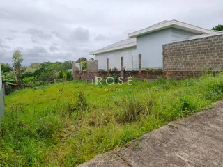 Fachada de residência em Lajeado com jardim gramado na frente.