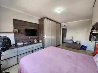 Quarto com cama e armários em um apartamento moderno.