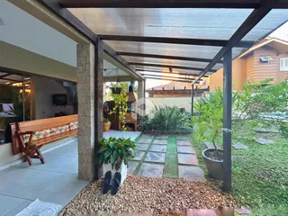 Vista de uma área externa coberta com jardim e piso de pedra em Lajeado, Brasil.
