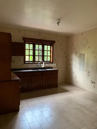 Quarto com armários de madeira e janela em uma residência no Brasil.