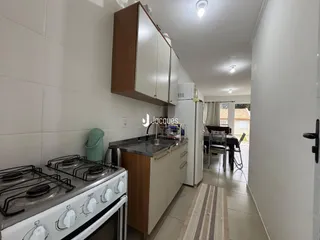 Cozinha com armários de madeira e fogão.
