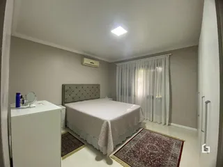 Quarto com cama e janela em apartamento.