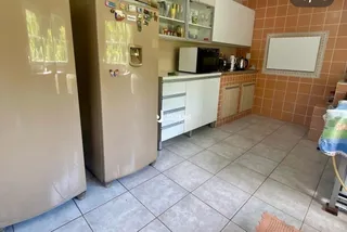 Foto de um ambiente interno com armários e piso de cerâmica.
