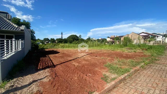 Vista externa de um terreno com terra e vegetação no Brasil.