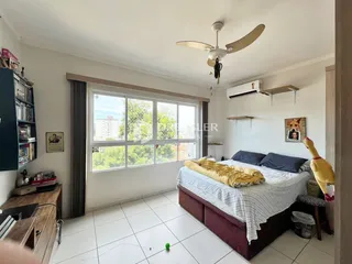 Quarto com janela grande em um apartamento em Lajeado, Brasil.