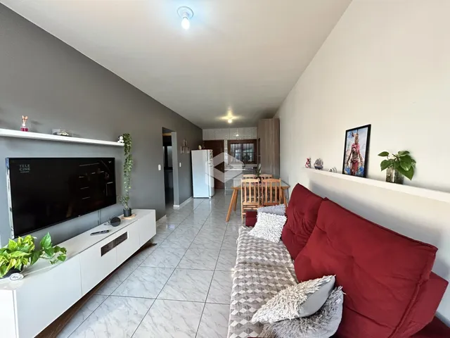 Sala de estar moderna com piso de porcelanato e decoração contemporânea.