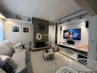 Uma sala de estar com sofá e lareira em um imóvel.