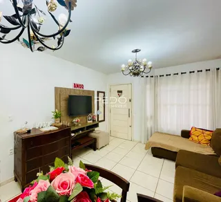 A sala de estar de uma residência em Lajeado, Brasil, com móveis de madeira.