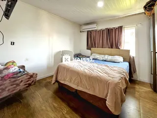 Quarto com cama e janela em um apartamento.