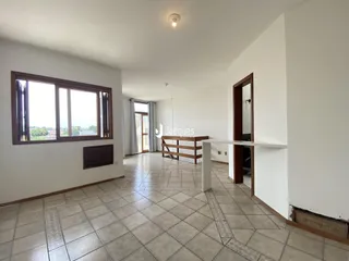 Sala de estar com piso de cerâmica e grandes janelas.