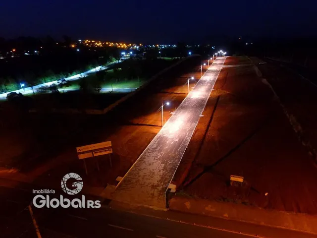 Vista aérea de uma estrada e vegetação em Lajeado.